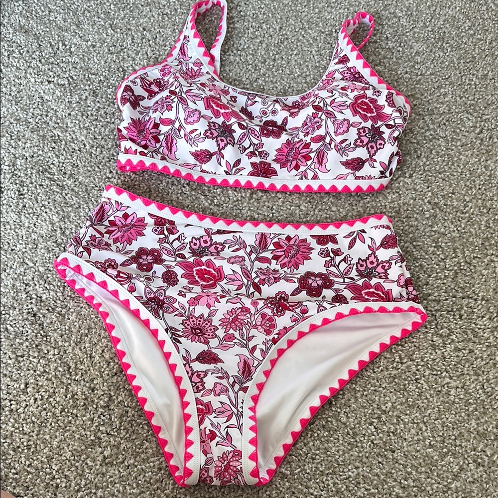 NWOT 2 piece swimsuit Floral Set with Pink Accents - size medium